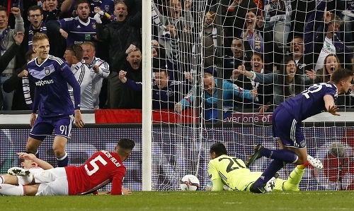 man-utd-bi-cam-hoa-tren-dat-bi-2