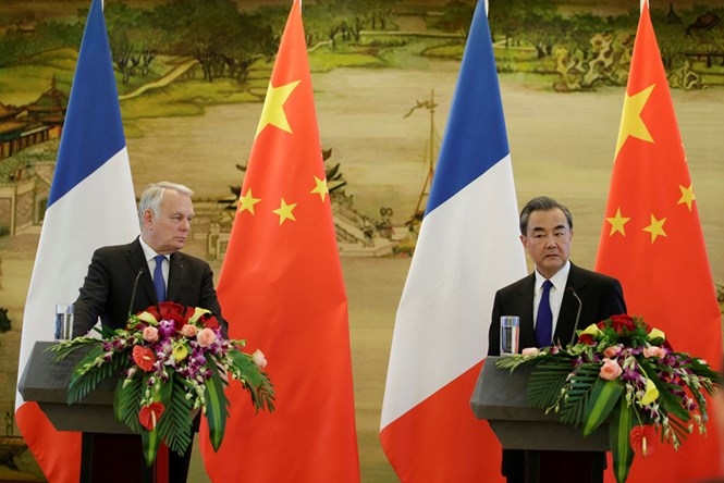 Ngoại trưởng Trung Quốc Vương Nghị (phải) và người đồng cấp Pháp Jean-Marc Ayrault tại cuộc họp báo ở Bắc Kinh ngày 14.4 /// Reuters