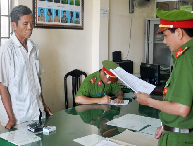 Bat lao nong 62 tuoi dam o voi 2 be gai hinh anh 1