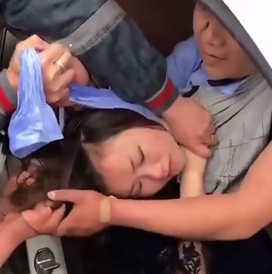 bat-qua-tang-chong-may-mua-trong-o-to-vo-dung-roi-quat-lien-tiep-vao-mong-nhan-tinh