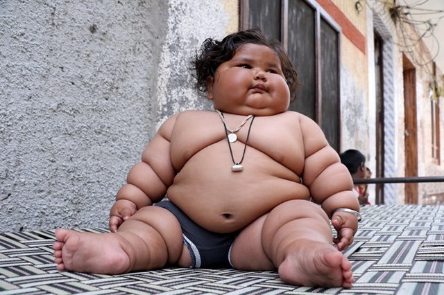 be gai an do 8 thang tuoi can nang bang be 6 tuoi hinh anh 1