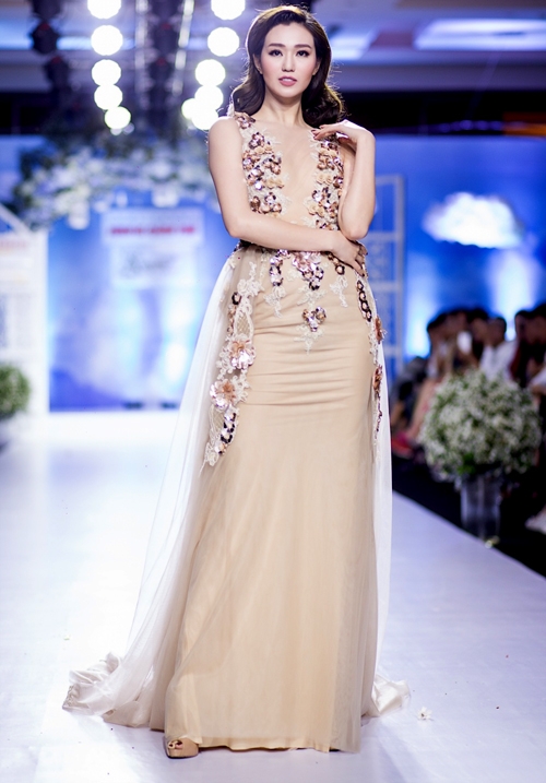 khanh-my-vai-tran-goi-cam-ngoi-xe-hop-di-dien-5