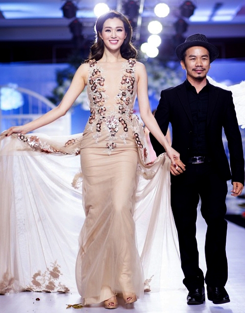 khanh-my-vai-tran-goi-cam-ngoi-xe-hop-di-dien-7