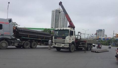 Người dân tham gia giao thông bị một phen hoảng sợ khi số ống sắt bất ngờ tù trên xe đầu kéo rơi xuống đường (ảnh CTV)