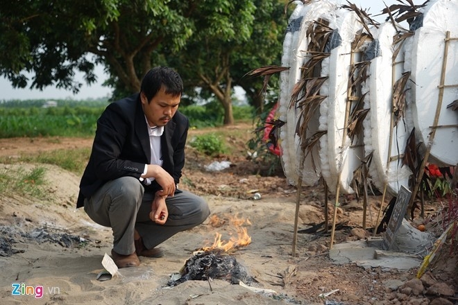 Gia dinh be Nhat Linh tro lai Nhat lam viec voi canh sat hinh anh 1
