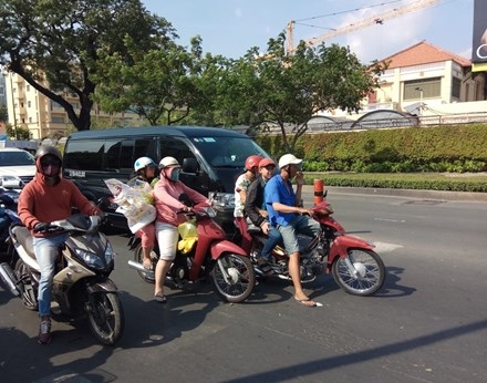 Người Sài Gòn khổ sở với nắng nóng đầu mùa ảnh 1