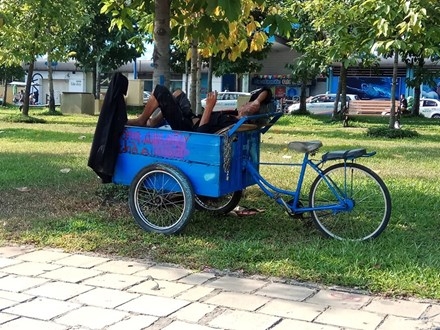 Người Sài Gòn khổ sở với nắng nóng đầu mùa ảnh 5