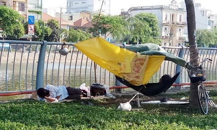 Người Sài Gòn khổ sở với nắng nóng đầu mùa ảnh 7