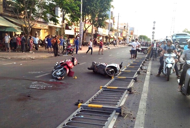 Lai xe om tu vong sau khi tong xe may nga tren duong hinh anh 1