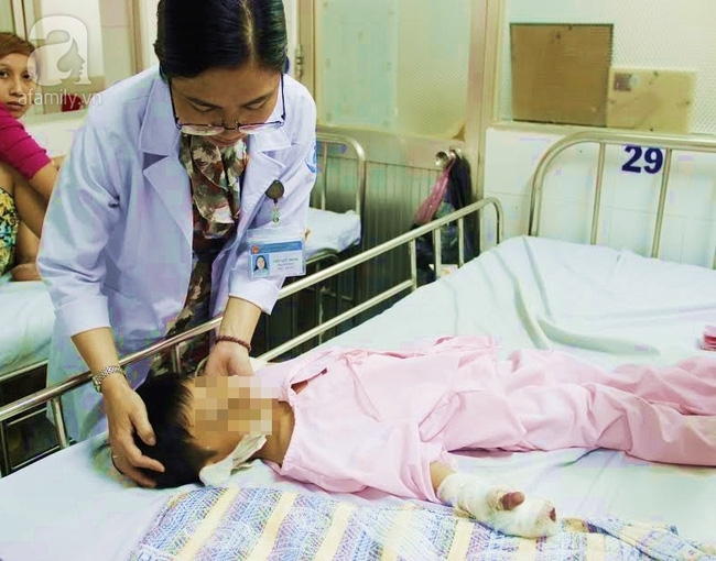Bé trai bị điện giật chỉ còn 5 ngón tay lành lặn trong ngày xuất viện - Ảnh 2.