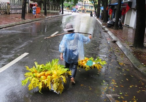 du bao thoi tiet hom nay (18.4): ap thap nhiet doi, mien bac tiep tuc mua rao hinh anh 1