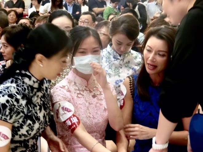 Hoa hau chau A bi hoai tu, seo loang lo vi ban laser tham my hinh anh 1