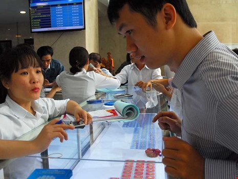 Vàng, xăng dầu… chao đảo! - 2