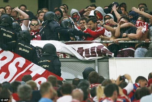 Fan Bayern bị đánh bể đầu, fan Real ăn mừng như vô địch - 2