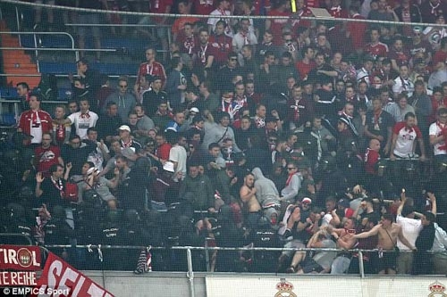 Fan Bayern bị đánh bể đầu, fan Real ăn mừng như vô địch - 3