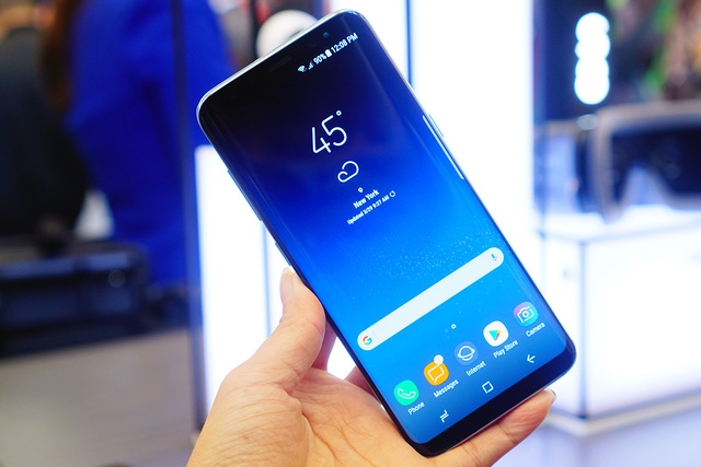  Màn hình OLED của Galaxy S8 sẽ sớm có đối thủ của Apple. 