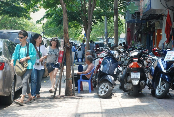 quận 1 giành vỉa hè, đoàn ngọc hải, xe biển xanh, vỉa hè bị tái chiếm, đòi lại vỉa hè, lấn chiếm vỉa hè