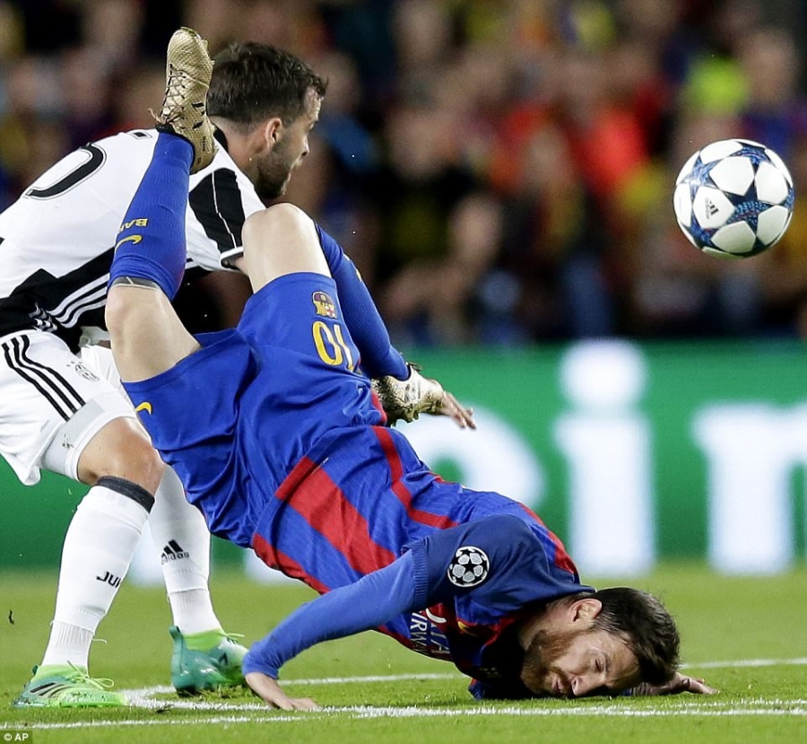Messi nga lon co, dap mat xuong san va chay mau hinh anh 2