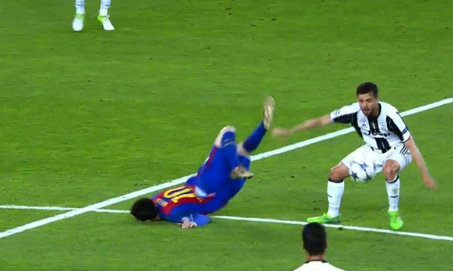 Messi nga lon co, dap mat xuong san va chay mau hinh anh 3
