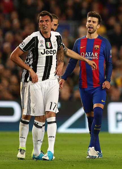 Messi nga lon co, dap mat xuong san va chay mau hinh anh 6