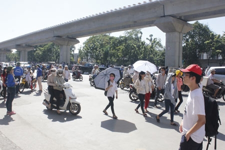 Nắng nóng tiếp tục duy trì trong ngày 21/4 ở miền Bắc, Trung. Ảnh: Q.Anh