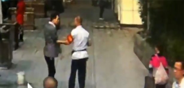 Tài xế đuổi theo và tiếp tục tranh cãi với người cha đang vội đến bệnh viện thăm con.