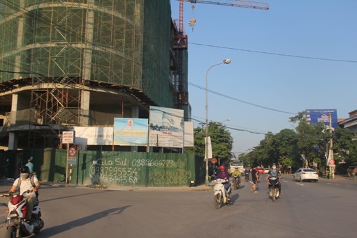 chum anh: doanh nghiep ngang nhien lan chiem via he o tp vinh hinh anh 1