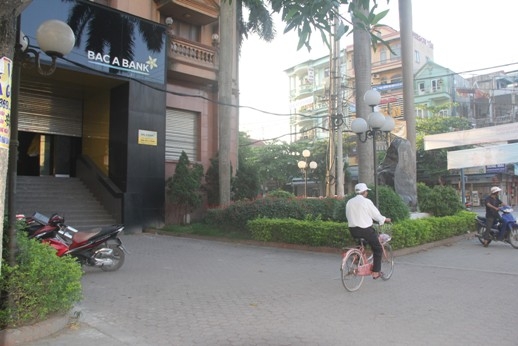 chum anh: doanh nghiep ngang nhien lan chiem via he o tp vinh hinh anh 2
