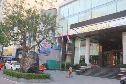 chum anh: doanh nghiep ngang nhien lan chiem via he o tp vinh hinh anh 3