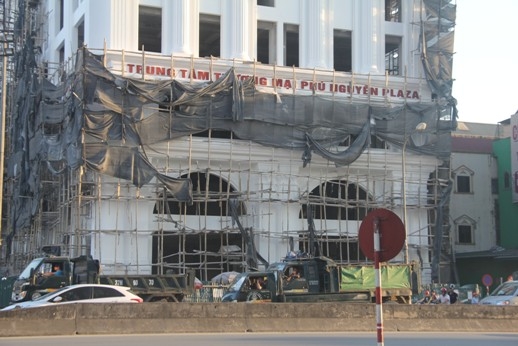 chum anh: doanh nghiep ngang nhien lan chiem via he o tp vinh hinh anh 7