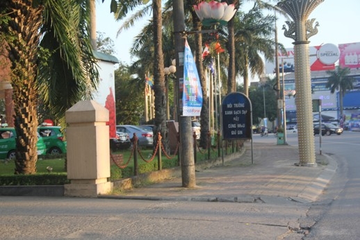 chum anh: doanh nghiep ngang nhien lan chiem via he o tp vinh hinh anh 9