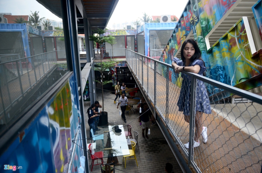Gioi tre Sai Gon hao hung check-in khu nghe thuat bang container hinh anh 3
