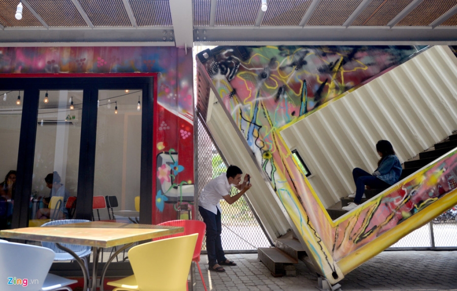 Gioi tre Sai Gon hao hung check-in khu nghe thuat bang container hinh anh 7