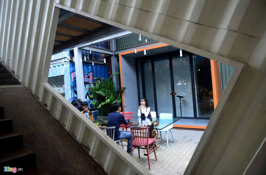 Gioi tre Sai Gon hao hung check-in khu nghe thuat bang container hinh anh 8