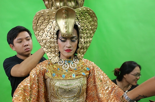 hong-nhung-doi-vong-hoa-tren-ghe-giam-khao-6