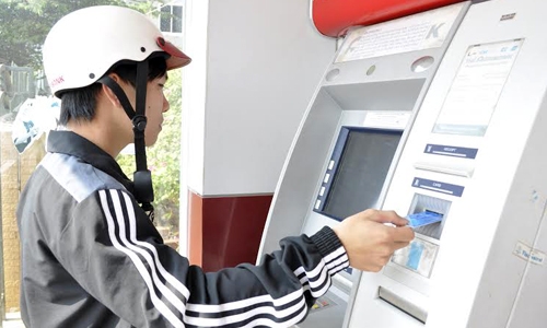 khach-to-atm-nha-thieu-tien