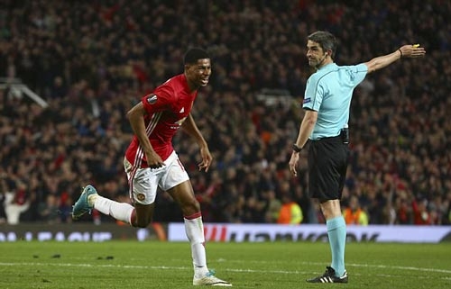 MU cách vé dự C1 3 trận: Nhờ “giấy thần” của Mourinho? - 1