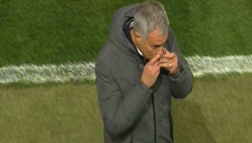 MU cách vé dự C1 3 trận: Nhờ “giấy thần” của Mourinho? - 3