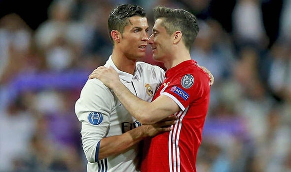 Ronaldo ga gam Lewandowski ve Real ngay tren san hinh anh 1
