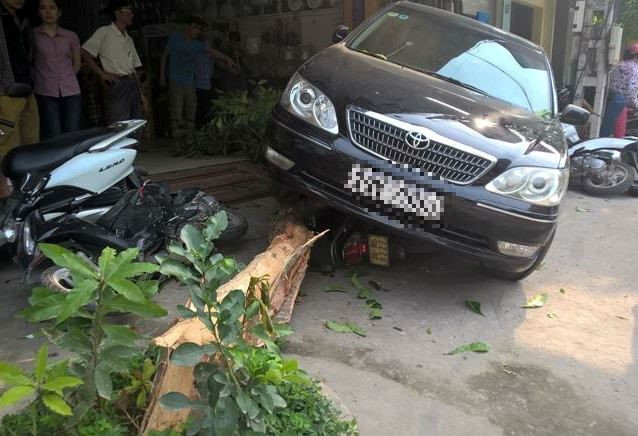 Toyota Camry tong 5 xe may sau cu va cham voi oto Lexus hinh anh 1