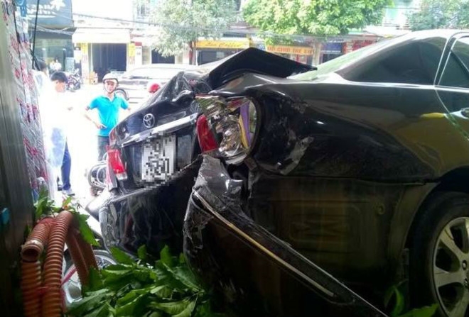 Toyota Camry tong 5 xe may sau cu va cham voi oto Lexus hinh anh 3