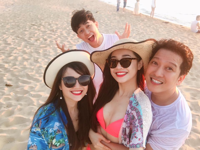 nha-phuong-mac-bikini-om-chat-truong-giang-tren-bien-2