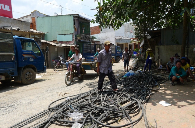Đến sáng nay tại hiện trường còn ngổn ngang dây diện, vật dụng....