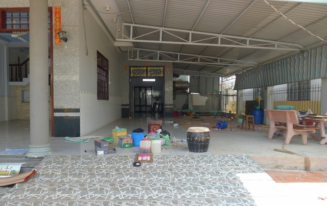 Những ngôi nhà nằm trên tuyến lộ nhựa, tuy kiên cố những vẫn phải di dời đò đạc đến nơi ở an toàn