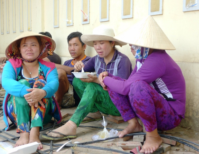 Bà con vẫn cố nán lại dòm ngó căn nhà...