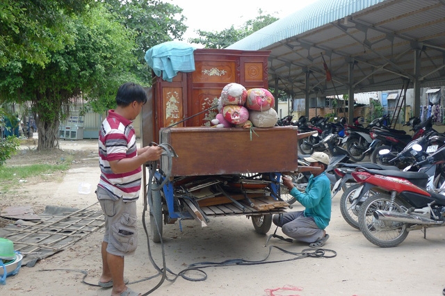 Bà con di chuyển đồ khỏi trường học