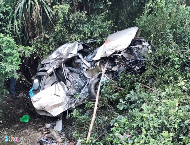 Xe Innova thanh dong sat vun sau cu tong cua tau hoa, 4 nguoi chet hinh anh 1