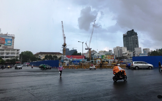 Sở GTVT TPHCM chính thức tiến hành rào chắn vòng xoay Quách Thị Trang trước chợ Bến Thành và tổ chức phân luồng lại giao thông để thi công công trình nhà ga Metro Bến Thành