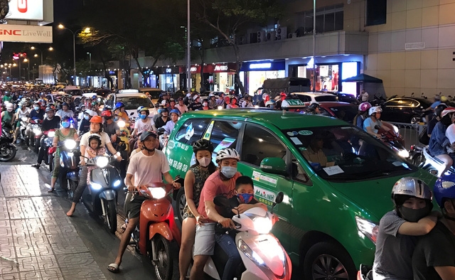  Từ tối qua (23/4), nhiều tuyến đường khu vực trung tâm TPHCM đã bị ùn ứ cục bộ vì người dân chưa quen với việc phân luồng mới. 