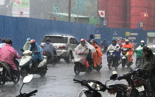 Giao thông càng thêm hỗn loạn vì bất ngờ xuất hiện cơn mưa lớn.